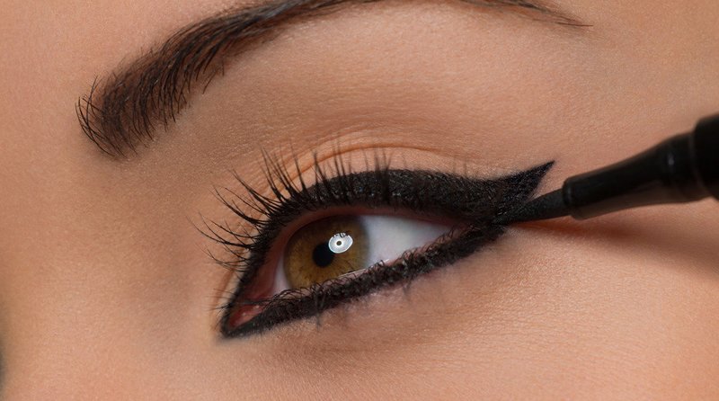 Eyeliner pour créer une technique de regard félin