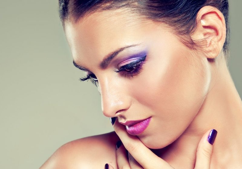 Violet-pink cat-eye make-up