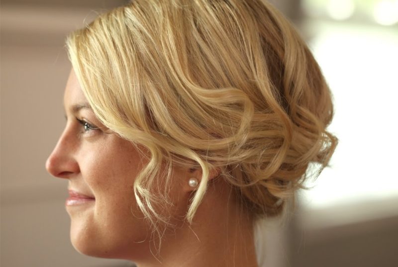 Pose de cheveux courts avec des ondes lumineuses