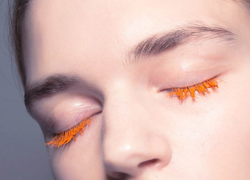 Maquillage incolore au mascara à l'orange