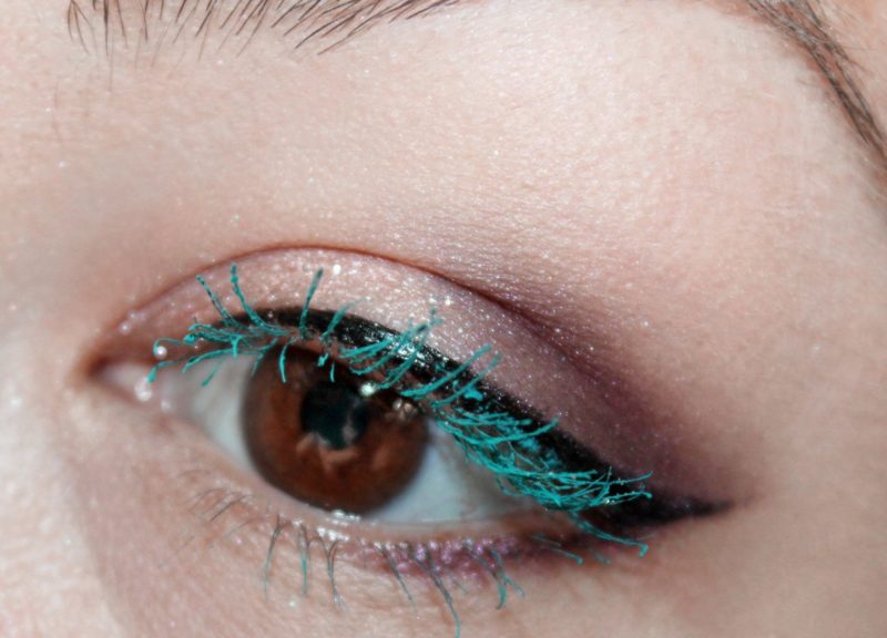 Maquillage délicat avec des flèches classiques et des cils turquoise