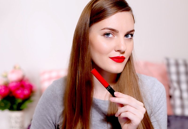 Maquillage de jour délicat avec un riche rouge à lèvres