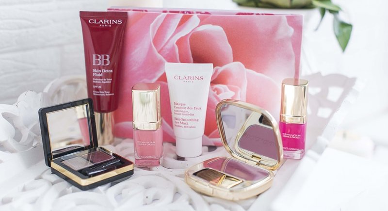 Un ensemble de cosmétiques de Clarins