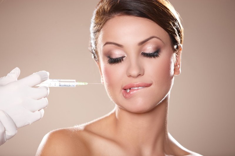 Combinaison d'injections et de peeling