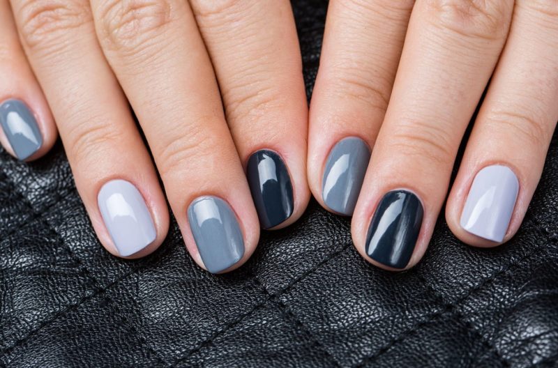 Manucure à la mode dans les tons gris pour les ongles courts