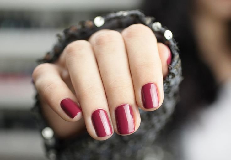 Marsala gel polish para sa mga maikling kuko