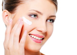 Appliquer la crème Radevit sur le visage