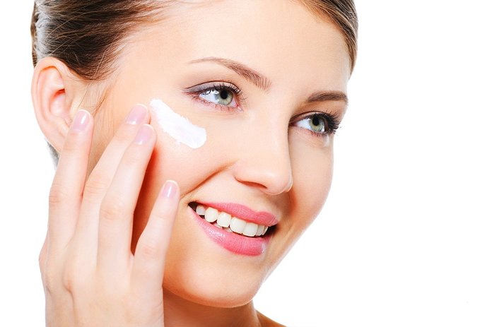 Appliquer la crème Radevit sur le visage