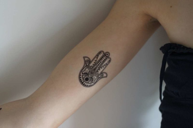 Charm tatouage à l'intérieur de l'épaule