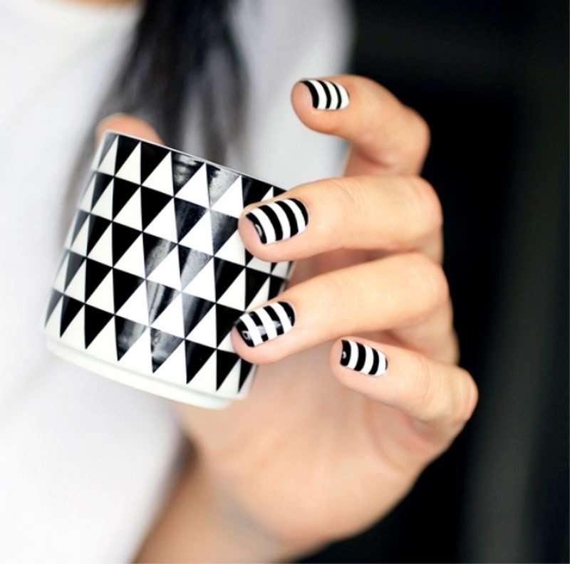 Dessin Ongles Rayé Noir et Blanc