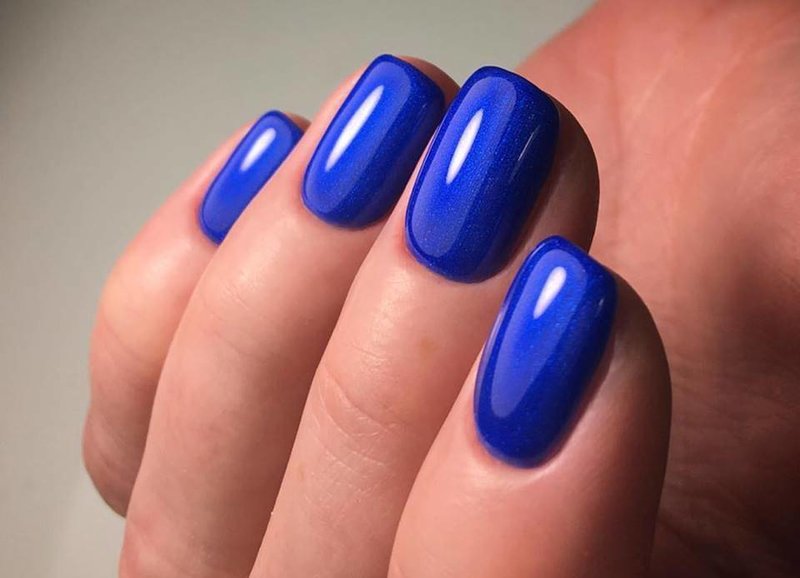 Blue gel polish manikyur