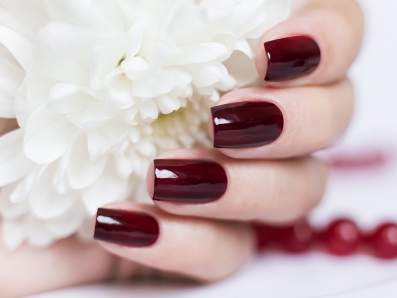 Ang Burgundy gel polish sa mga kuko