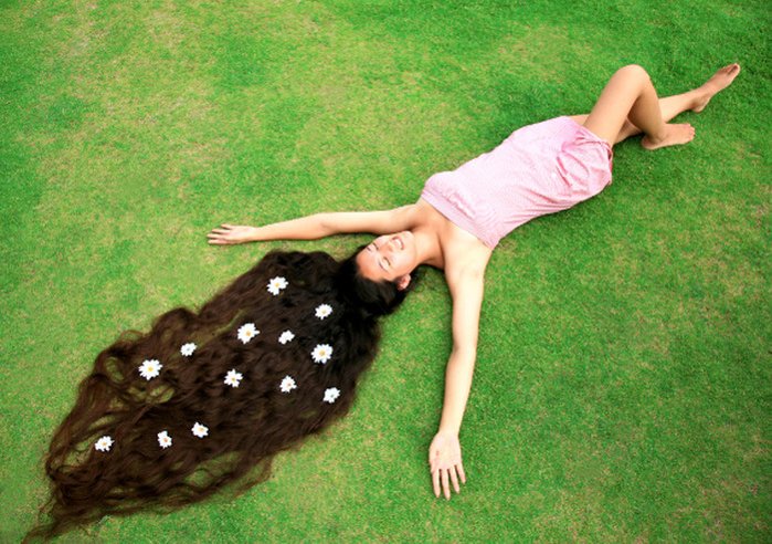 Fille aux cheveux très longs