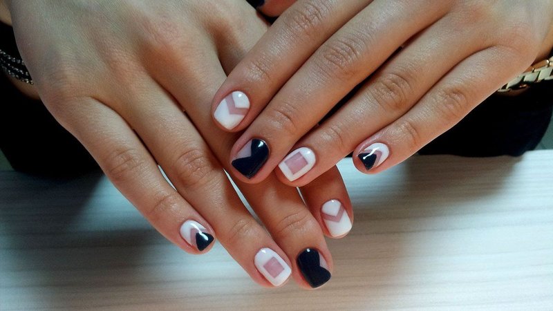 Shellac manikyur at geometric pattern.