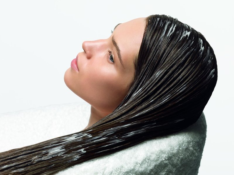 Fille avec un masque pour pellicules sur ses cheveux