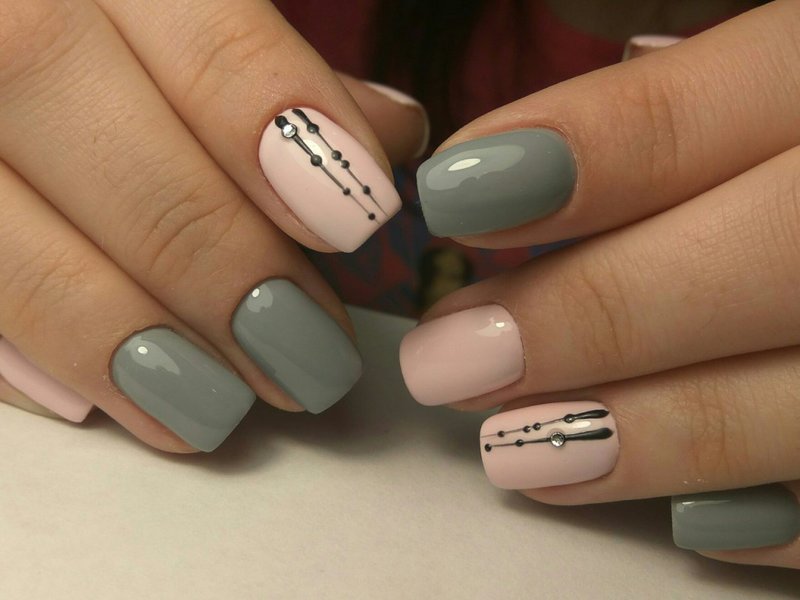 Nail art minimaliste à pois.