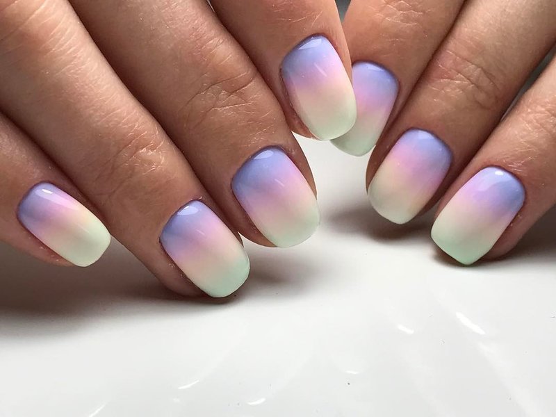 Ombre arc-en-ciel sur les ongles