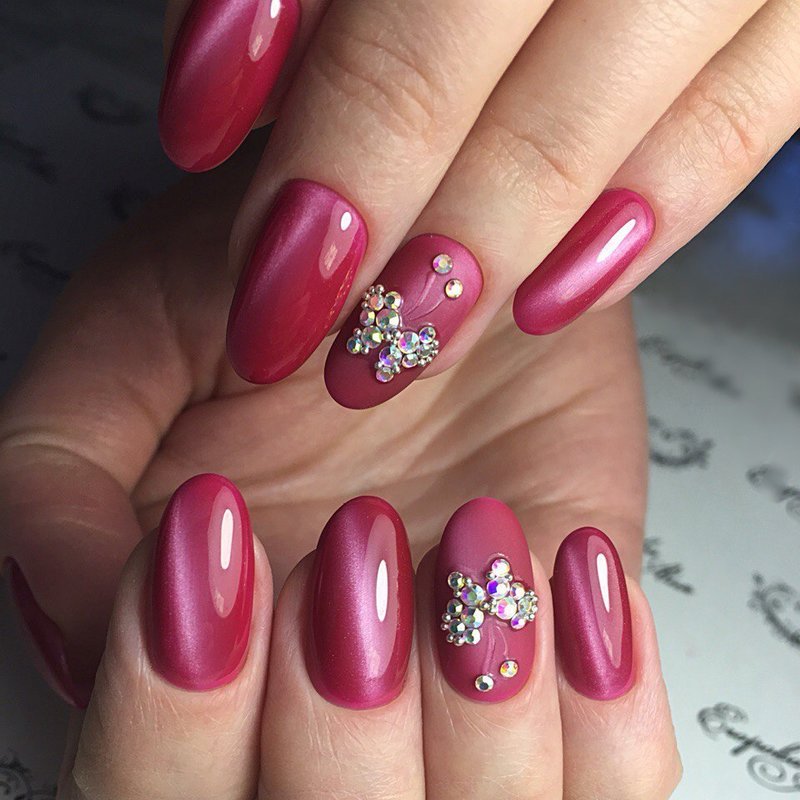 Pink manikyur na may shellac at rhinestones