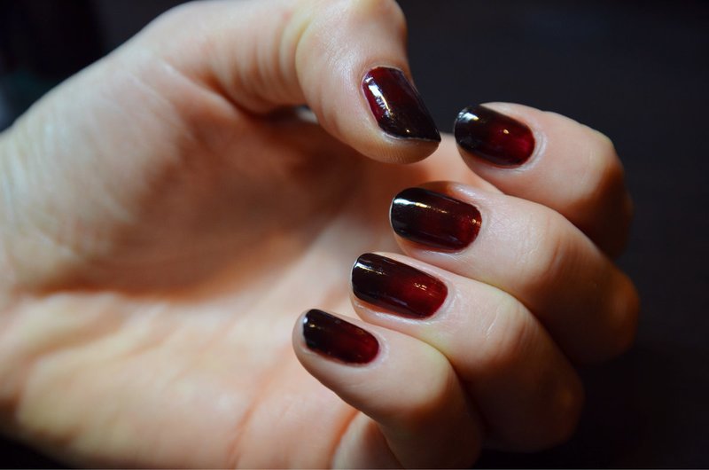 Ongles dégradés de couleurs rouges