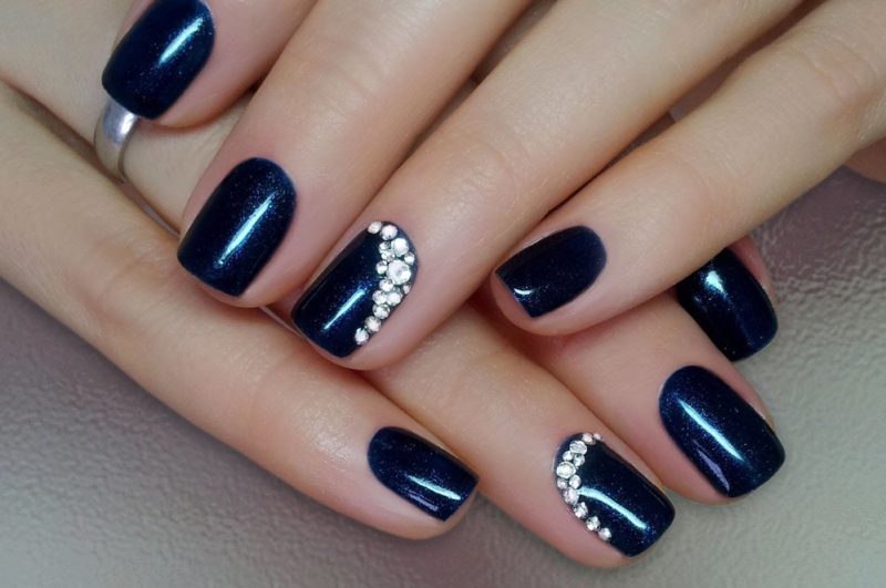 Manucure bleue avec strass