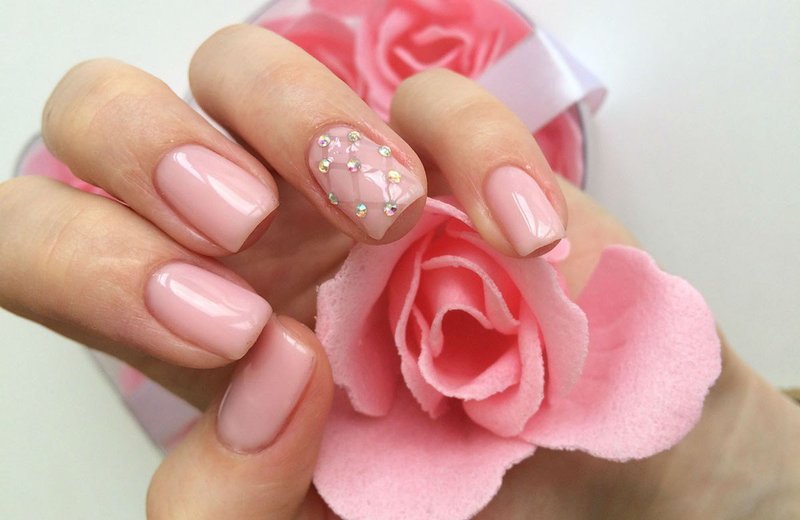 Glamourous manicure style.