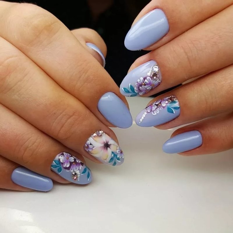 Shellac na may floral motifs