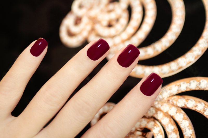 Couleur Marsala sur les ongles