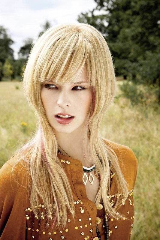 Fille avec un chapeau de coupe de cheveux et double frange oblique