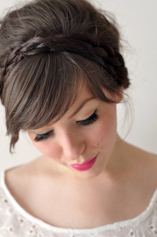 Fille avec un chignon et une frange oblique