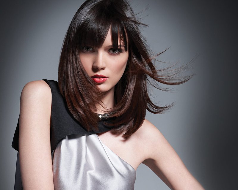 Frange droite sur les cheveux de longueur moyenne