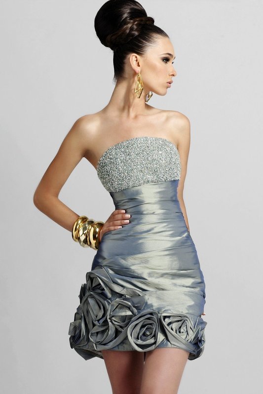 Fille en robe de cocktail avec strass sur le corsage