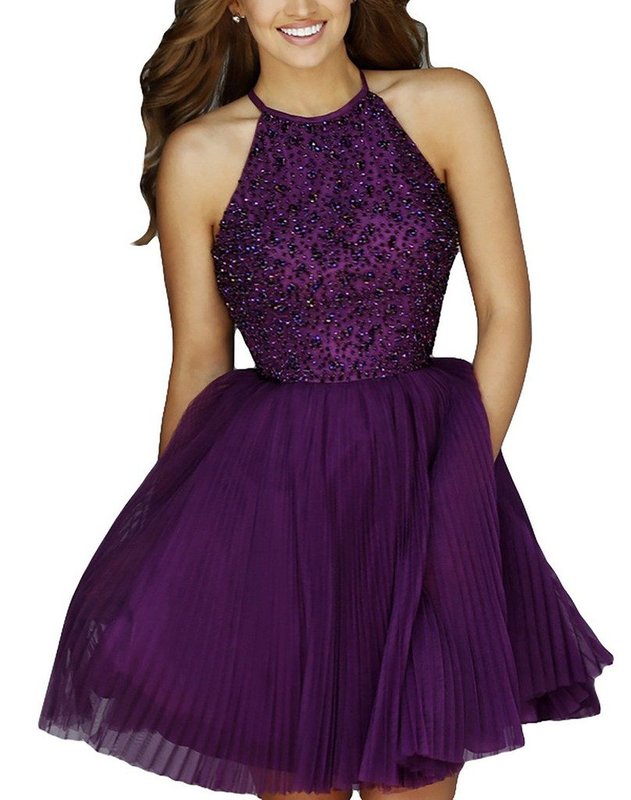 Fille en robe de cocktail mauve avec strass sur le corsage