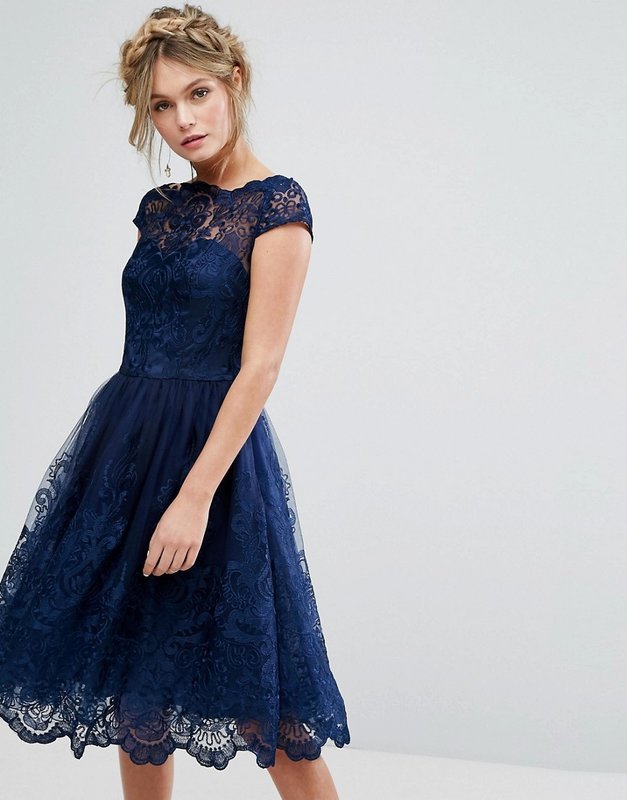 Fille en robe de cocktail en dentelle bleue