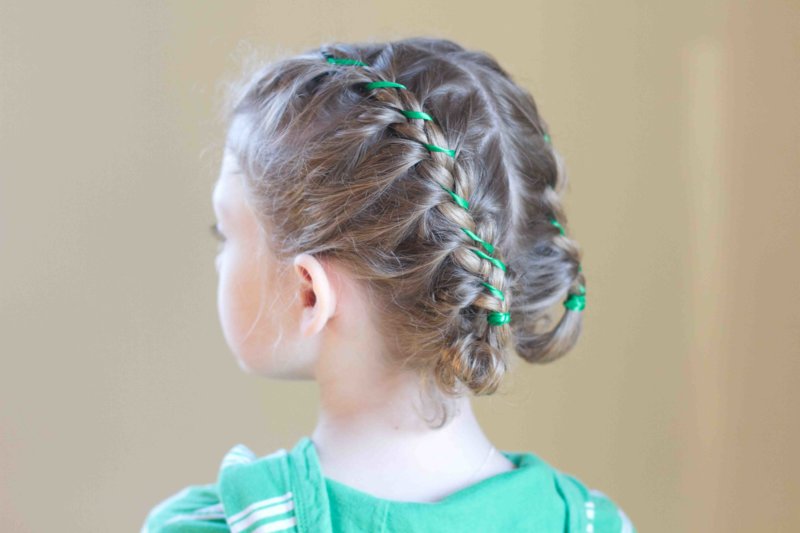 Fille avec coiffure épillet