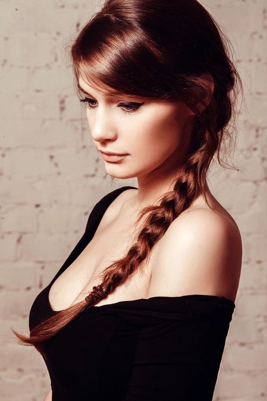 Fille avec une longue frange oblique combinée avec un dégradé de coupe de cheveux