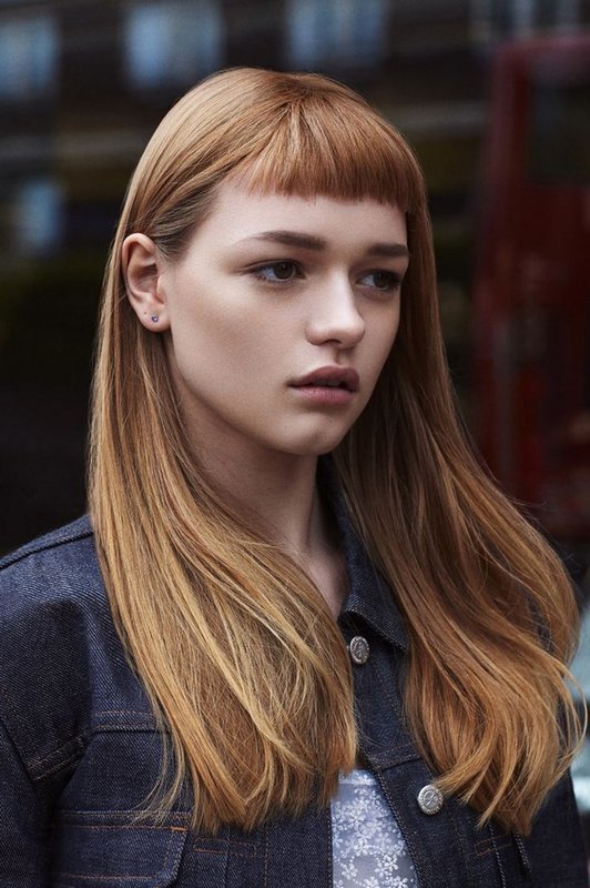 Fille aux cheveux longs raides et un coup court