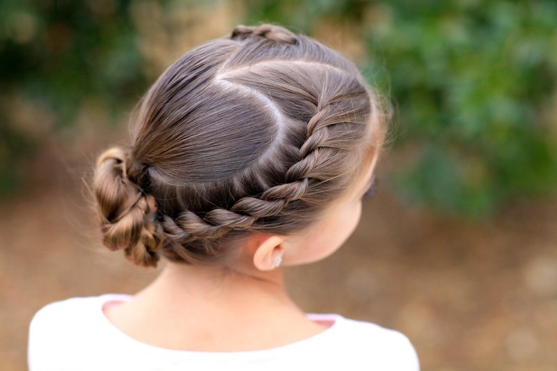 Batang babae na may isang hairstyle para sa daluyan ng buhok