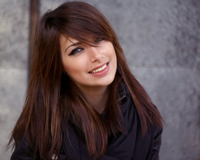 Fille avec une coupe de cheveux en dégradé et frange sur le côté les cheveux longs