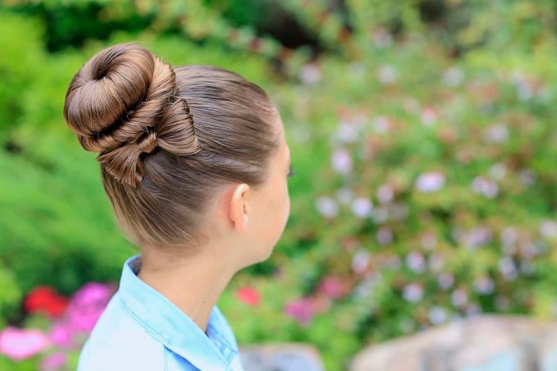 Batang babae na may isang buhok sa mahabang buhok