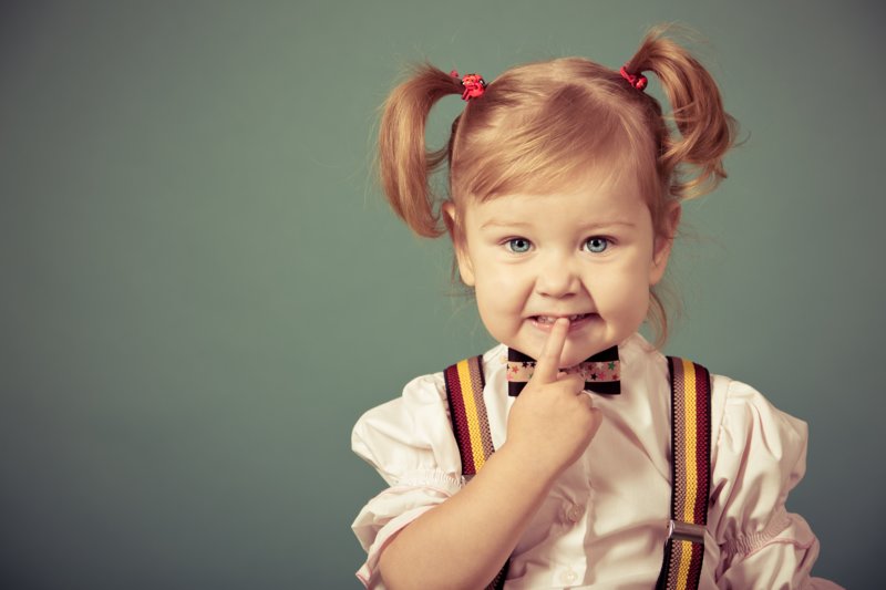 Batang babae na may Ponytails