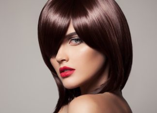 Fille avec une coupe de cheveux à la mode sur cheveux moyens