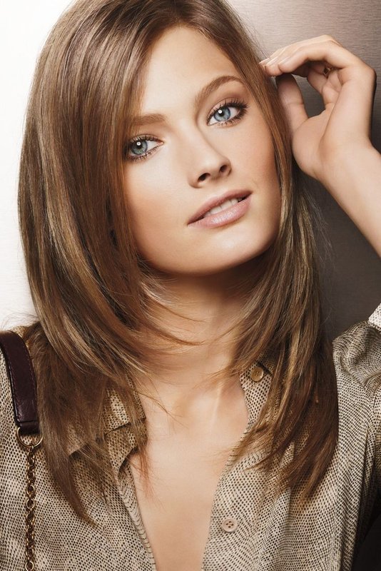 Coupe de cheveux pour cheveux mi-longs sans frange