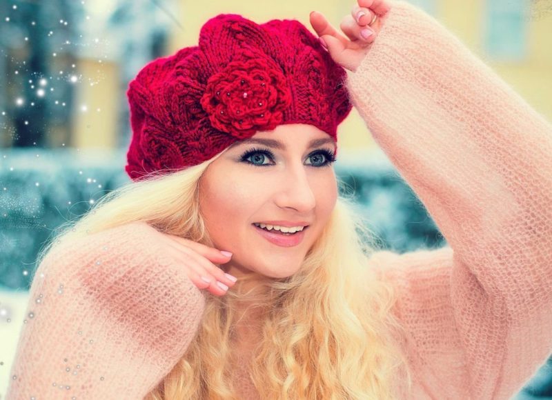 Beret tricoté avec une fleur