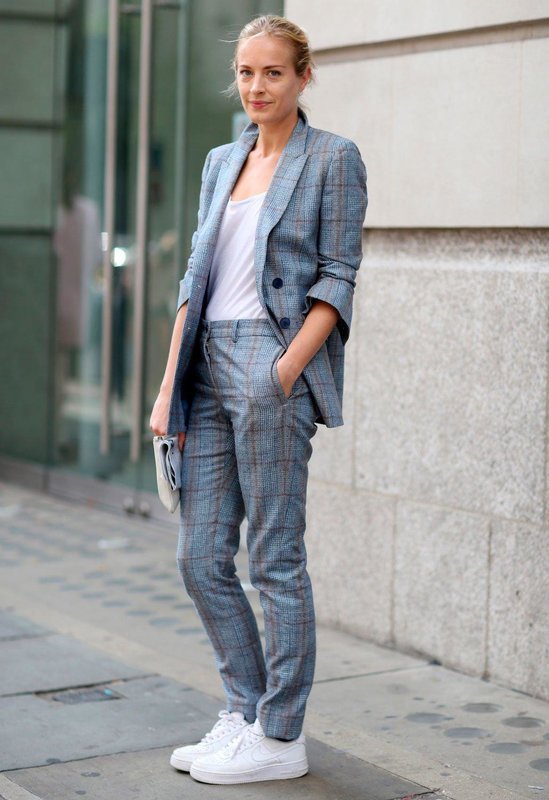 Fille en baskets et pantalons.