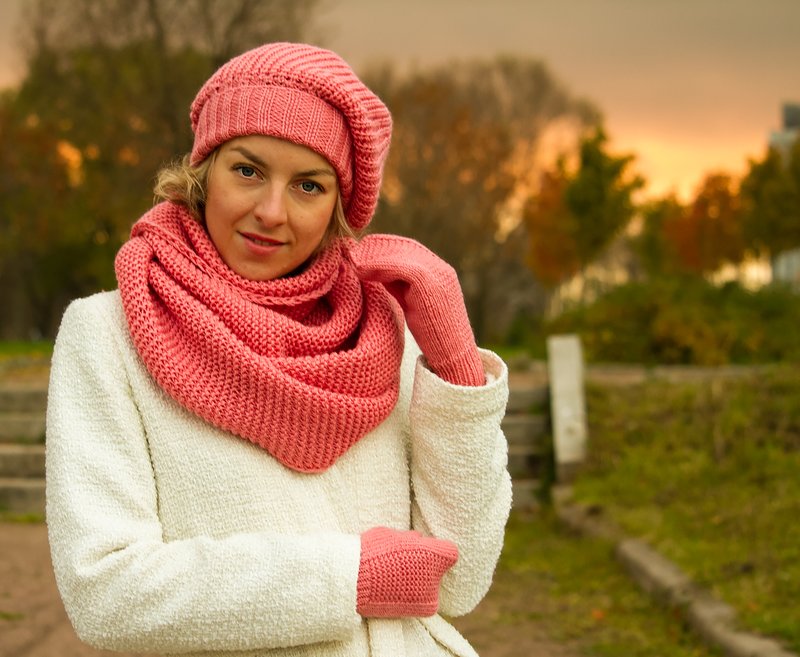 Itakda ang niniting na beret, scarf at guwantes.