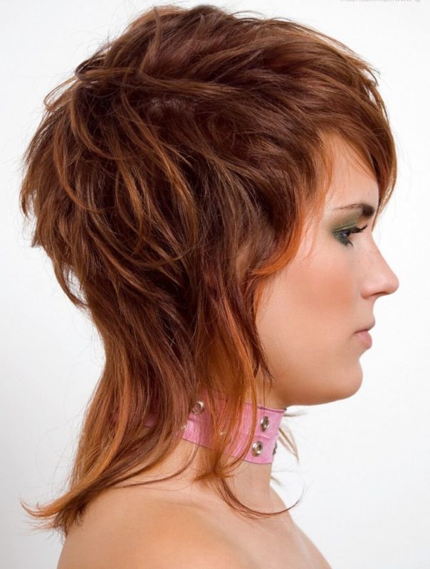 Fille avec une coupe de cheveux d'aurore sur les cheveux bouclés.