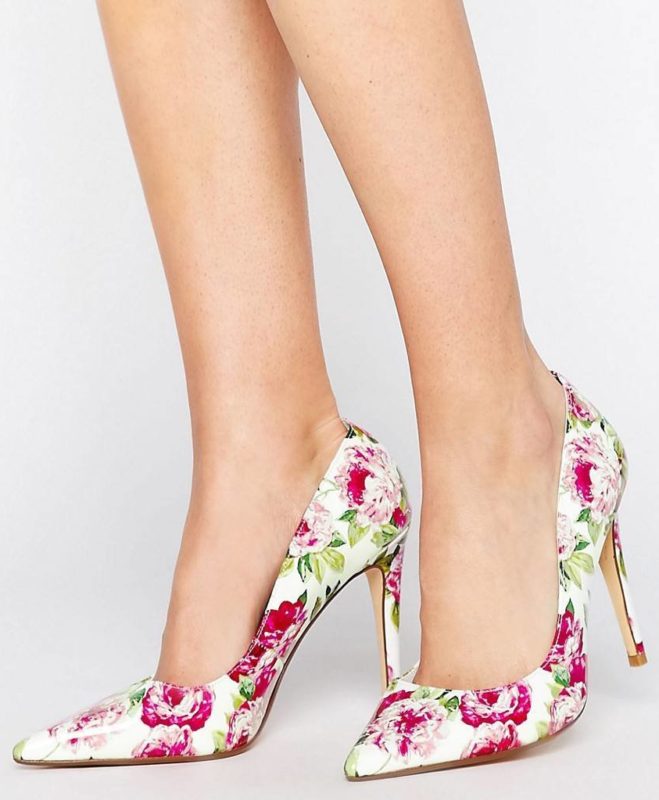 Batang babae sa Floral Pumps