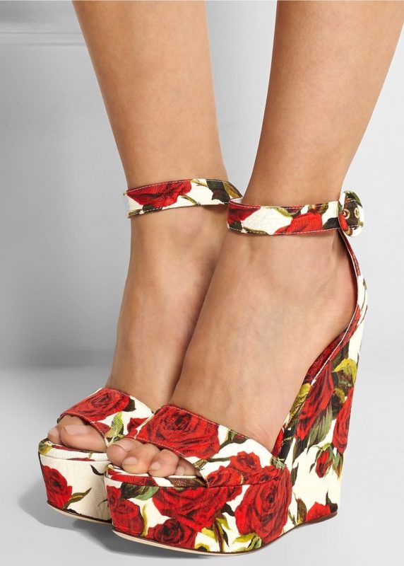 Batang babae sa floral print sandals