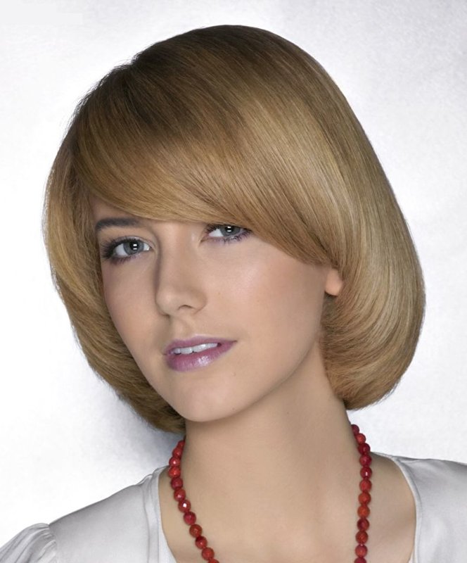 Coupe de cheveux avec une frange oblique étendue