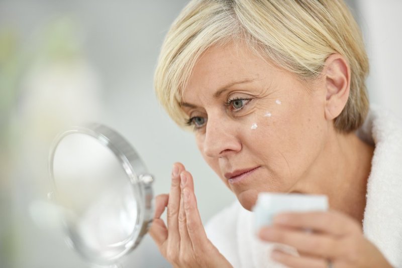 Femme nourrit crème pour le visage